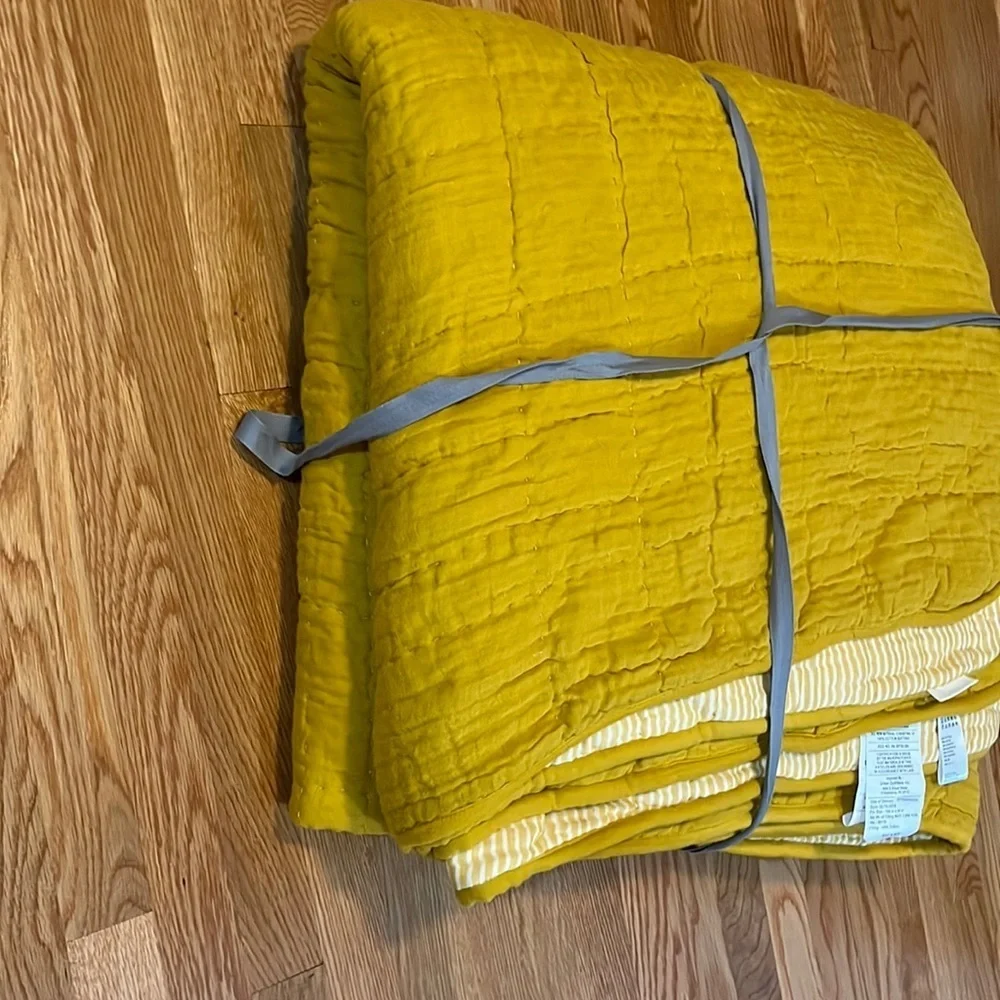 Anthropologie Reversible Airy Gauze Quilt Size King New Plus